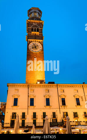 Vérone, Italie. Image Twilight avec Torre dei Lamberti 84 m de haut construit en 1172 à l'époque médiévale Piazza delle Erbe. Banque D'Images