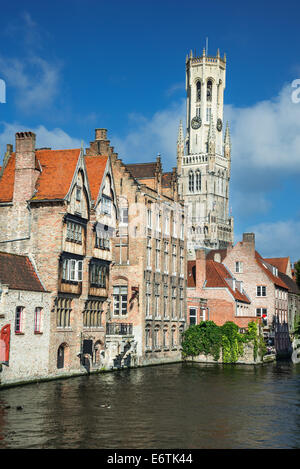 Bruges, Belgique. Avec l'image à Bruges Rozenhoedkaai, Dijver rivière canal de crépuscule et de Belfort (Beffroi) tour. Banque D'Images