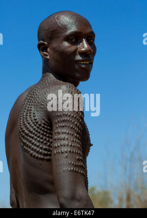 Homme Topossa à Scarifications sur son corps, Kangate, vallée de l'Omo, Ethiopie Banque D'Images