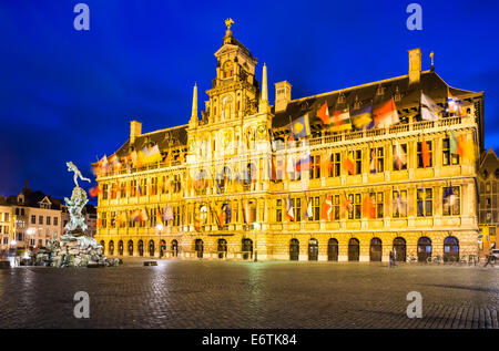 Grote Markt, Anvers en Belgique central square et spectaculaire du 16ème siècle élégant Stadhuis (hôtel de ville) habillés avec des drapeaux Banque D'Images