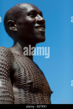 Homme Topossa à Scarifications sur son corps, Kangate, vallée de l'Omo, Ethiopie Banque D'Images