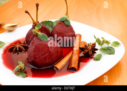 Les poires au vin rouge dessert Banque D'Images