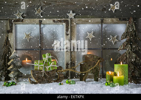 Décoration de Noël en bois naturel avec des bougies et cadeaux vert. Banque D'Images