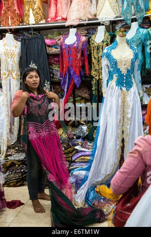 Yogyakarta, Java, Indonésie. Robe de femme boutique, Beringharjo marché. Banque D'Images