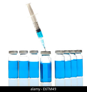 Flacons en verre et médecine botox, collagène, hualuronic ou grippe seringue sur un fond blanc. Banque D'Images
