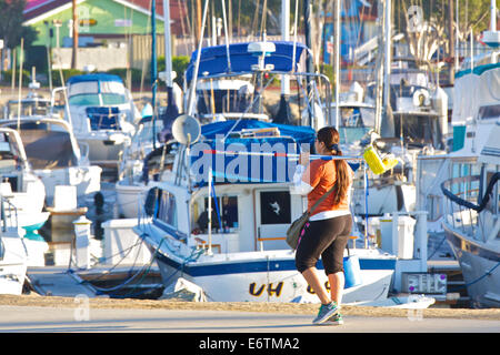 Au travail à pied. Long Beach, Californie. Banque D'Images