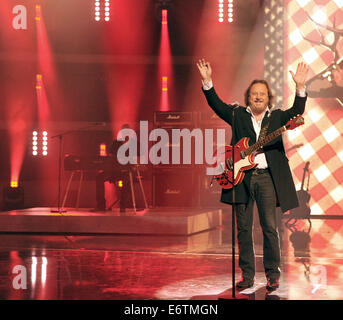 Fluessen, Allemagne. 30e Août, 2014. Le chanteur italien Zucchero effectue au cours de l'émission télévisée musique spectacles 'Gabalier - Die Volks-Rock Roll-Show 'n'' ('Gabalier - le folk rock 'n' roll-show) sur la station de radiodiffusion publique allemande ARD dans Fluessen, Allemagne, 30 août 2014. L'émission sera diffusée le 6 septembre 2014. Photo : Stefan Udry/dpa/Alamy Live News Banque D'Images