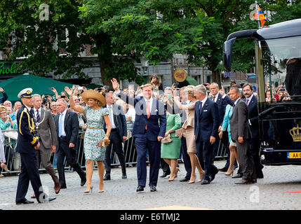 Maastricht, Pays-Bas. 30e Août, 2014. La grande-duchesse Maria Teresa et le Grand-Duc Henri de Luxembourg, Reine Maxima et le roi Willem Alexander des Pays-Bas, le Roi Philippe et la Reine Mathilde de Belgique, et Daniela Schadt et partenaire le président allemand Joachim Gauck arrivent pour les célébrations du 200e anniversaire de royaume royale hollandaise à Maastricht, Pays-Bas, 30 août 2014. PHOTO : Albert Presse Nieboer-Royal - AUCUN FIL Europe SERVICE - © dpa/Alamy Live News Banque D'Images