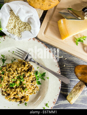 L'Italien risotto aux champignons disposées sur une table en bois Banque D'Images