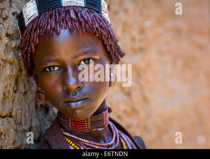 Tribu Hamer Girl en tenue traditionnelle, Turmi, vallée de l'Omo, Ethiopie Banque D'Images