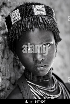 Tribu Hamer Girl en tenue traditionnelle, Turmi, vallée de l'Omo, Ethiopie Banque D'Images