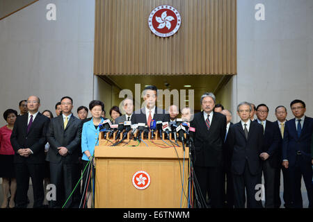 Hong Kong. 31 août, 2014. Hong Kong Chef de la C Y Leung (C) parle avant tout en répondant aux journalistes à Hong Kong, Chine du sud, le 31 août 2014. Source : Xinhua/Alamy Live News Banque D'Images