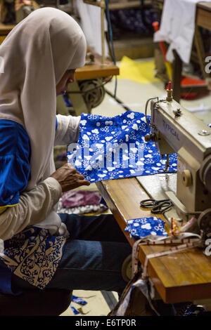 Yogyakarta, Java, Indonésie. Atelier batik. Couture femme Tissu Batik. Banque D'Images