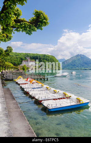 Bateaux le long de la rive du lac d'Annecy, à Menthon-Saint-Bernard, Annecy, Haute-Savoie, Rhône-Alpes, France Banque D'Images