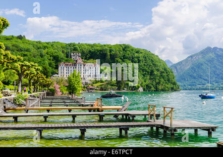 Palace de Menthon sur la rive du lac d'Annecy, à Menthon-Saint-Bernard, Annecy, Haute-Savoie, Rhône-Alpes, France Banque D'Images