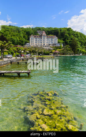 Palace de Menthon sur la rive du lac d'Annecy, à Menthon-Saint-Bernard, Annecy, Haute-Savoie, Rhône-Alpes, France Banque D'Images