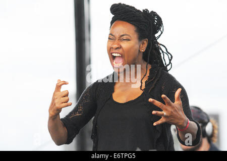 Londres, Royaume-Uni. 30e Août, 2014. Louise Rutkowski effectue au maire de Londres festival de la liberté. Sa musique a été interprété par Jackie Beckforth en langue des signes. Credit : JOHNNY ARMSTEAD/Alamy Live News Banque D'Images