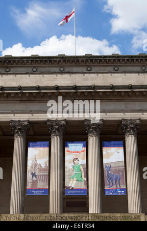 'St George's Hall', Liverpool avec des bannières commémorant la [Première Guerre mondiale], [souvenirs d'août 1914] Banque D'Images