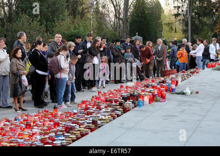 Cimetière Mirogoj Zagreb sur Toussaint visité par des milliers de personnes allument des bougies pour leurs membres de famille décédé Banque D'Images