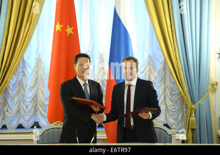 Pékin, la Russie. 30e Août, 2014. Le vice-Premier ministre chinois Zhang Jaili (L) et vice-premier ministre russe Arkady Dvorkovich signer un protocole de réunion après la 11e session de la Commission de coopération sino-russe de l'énergie à Moscou, Russie, 30 août 2014. Zhang et Dvorkovich co-présidé la réunion ici. Credit : Liu Jiansheng/Xinhua/Alamy Live News Banque D'Images