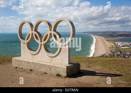 Les anneaux olympiques sur la pierre de Portland Heights. Sculptés pour célébrer les Jeux olympiques de voile à Weymouth et Portland Banque D'Images