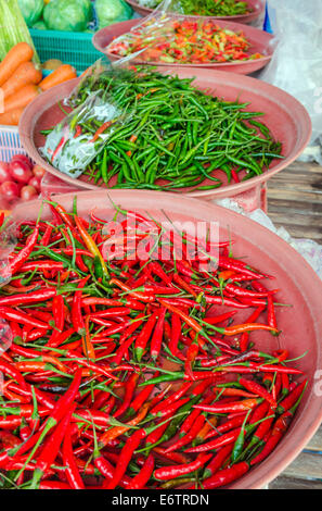 Différents types de chili à la vente sur le marché des produits frais locaux, Kata Kata, Phuket, Thailand Banque D'Images