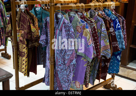 Yogyakarta, Java, Indonésie. Prix de vente batik, Raradjonggrang l'usine de batik. Shirts à vendre. Banque D'Images