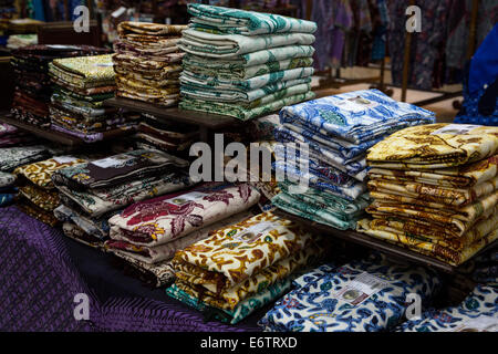 Yogyakarta, Java, Indonésie. Prix de vente batik, Raradjonggrang l'usine de batik. Banque D'Images