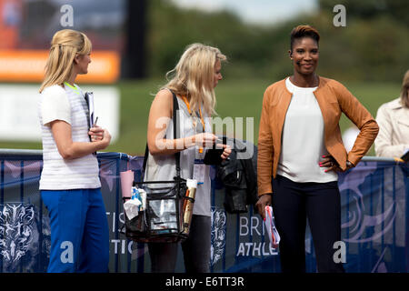 Les commentateurs de la BBC Denise Lewis & Gabby Logan à la Diamond League 2014 Sainsbury's Grand Prix de Birmingham, Alexander Stadium, UK Banque D'Images