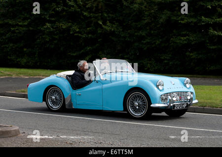 1960 Triumph TR3A car sur la Fosse Way road, Warwickshire, UK Banque D'Images