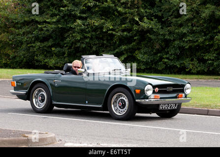 Triumph TR6 voiture sur la Fosse Way road, Warwickshire, UK Banque D'Images