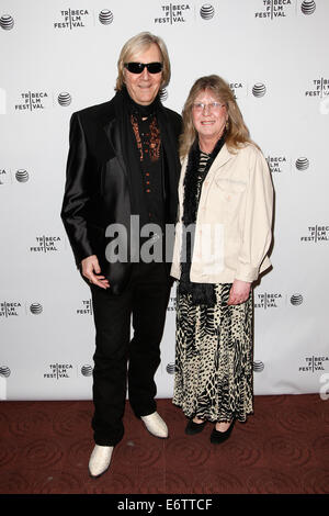 Musicien Neal Smith (L) & Rose Smith assister à la "super duper Alice Cooper' première mondiale au Festival du Film de TriBeCa 2014 au cinéma Banque D'Images