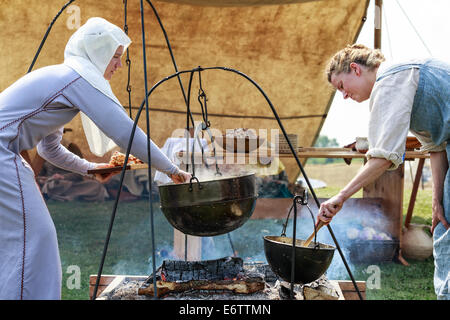 Reconstitution d'un village viking dans la vie, les femmes la préparation des aliments, le festival islandais du Manitoba, Gimli, Manitoba, Canada Banque D'Images