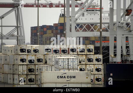 AJAXNETPHOTO. DUNKERQUE, FRANCE. - Fret - Boîtes conteneurs empilés sur le quai. PHOTO:JONATHAN EASTLAND/AJAX Banque D'Images
