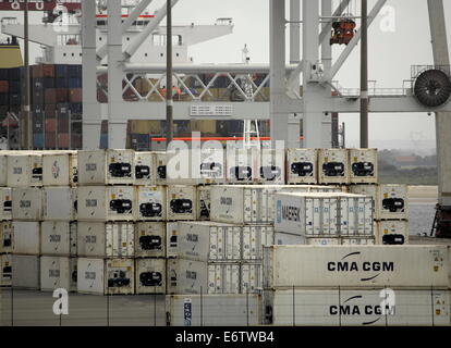 AJAXNETPHOTO. DUNKERQUE, FRANCE. - Fret - Boîtes conteneurs empilés sur le quai. PHOTO:JONATHAN EASTLAND/AJAX Banque D'Images