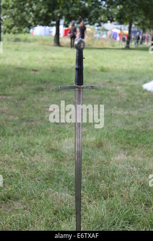 Forte d'acier cirées du vrai ancienne épée stick en terre de l'herbe verte sur summer knight festival, Vileyka, Août, 2014 Banque D'Images