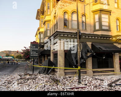 Les décombres d'un bâtiment à Alexandria Square endommagé par un séisme le 26 août 2014, qui a frappé Napa, en Californie. Au moins 103 structures ont été considérés comme dangereux d'entrer après le séisme qui a frappé la région le 24 août. 2014. Banque D'Images