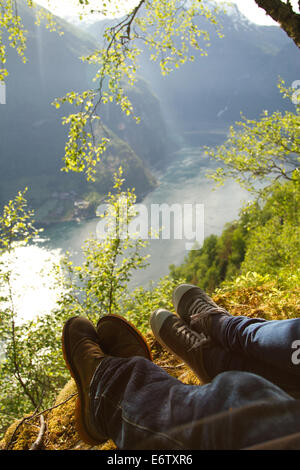 Lune de miel jeunes mariés en Norvège. photo dans les montagnes près du lac. instagram. Banque D'Images