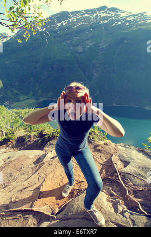 Lune de miel jeunes mariés en Norvège. photo dans les montagnes près du lac. instagram. Banque D'Images