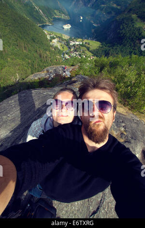 Lune de miel jeunes mariés en Norvège. photo dans les montagnes près du lac. instagram. Banque D'Images