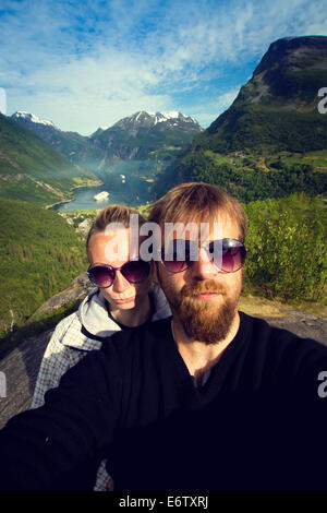 Lune de miel jeunes mariés en Norvège. photo dans les montagnes près du lac. instagram. Banque D'Images