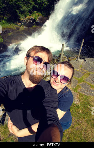 Lune de miel jeunes mariés en Norvège. photo dans les montagnes près du lac. instagram. Banque D'Images