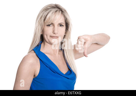 Femme d'âge moyen isolé déçu en chemise bleue - le geste avec le pouce vers le bas. Banque D'Images