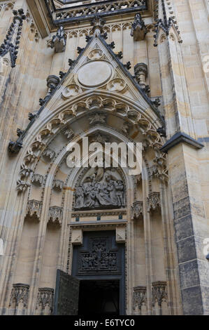 L'entrée de St Vitus Cathedral in Ville de Prague, République tchèque. Banque D'Images