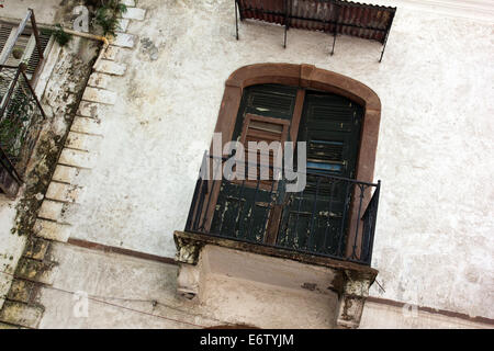 Vieux balcon à un bâtiment abandonné de la vieille ville de Panama City, au Panama. Banque D'Images