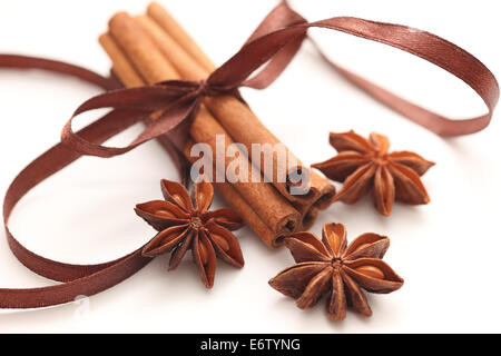 Les bâtons de cannelle et anis étoilé. Arrière-plan blanc. Banque D'Images