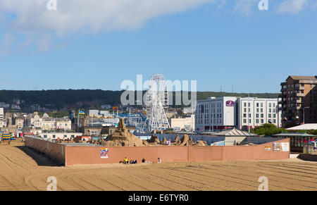 Attractions touristiques Weston-super-Mare et de sculptures de sable sur la Grande Roue journée ensoleillée avec ciel bleu Banque D'Images