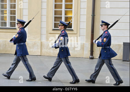 Trois soldats défileront avec les rapides sur les épaules dans la cour du château de Prague, République tchèque. Banque D'Images