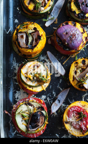 Des légumes frais du jardin des grillades dans Rainbow Towers Banque D'Images