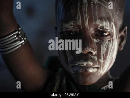 Visage peint en blanc de jeune garçon Mursi, grêle Wuha Village, Ethiopie Banque D'Images